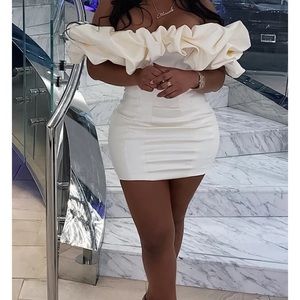 WHITE OFF THE SHOULDER RUFFLE DRESS
SIZE M